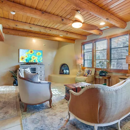 Walk To Santa Fe Plaza Condo With Kiva Fireplace!